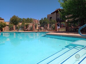 Una piscina al aire libre, una piscina climatizada