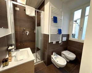 Dusj, hårføner, bidé og håndklær