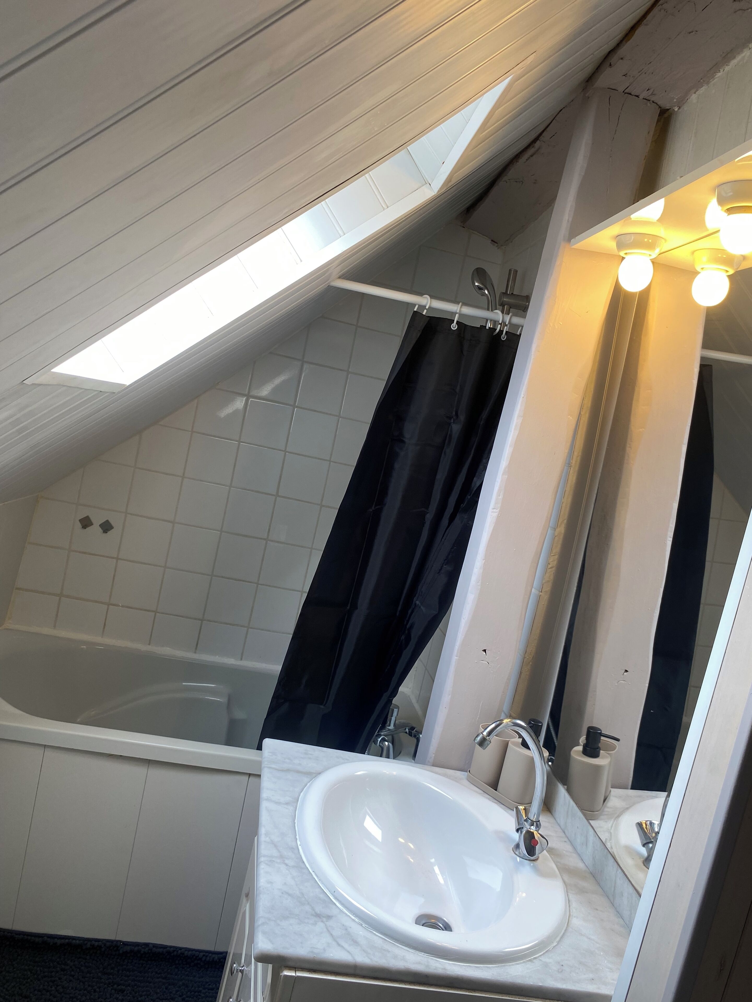 Sèche-cheveux, serviettes fournies, savon, papier toilette