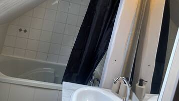Sèche-cheveux, serviettes fournies, savon, papier toilette