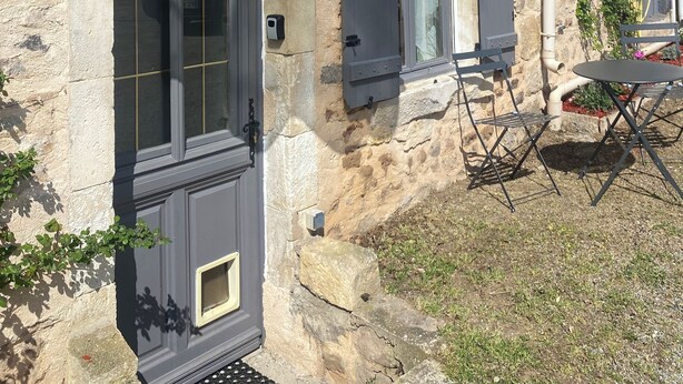 A stone building with a dark gray door, a small window with shutters, and a number '5' on the wall. - LA P'TITE MAISON DU CANAL (Drevant)