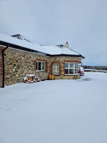 Gorteen Retreat - Spacious House With 30 Bedrooms