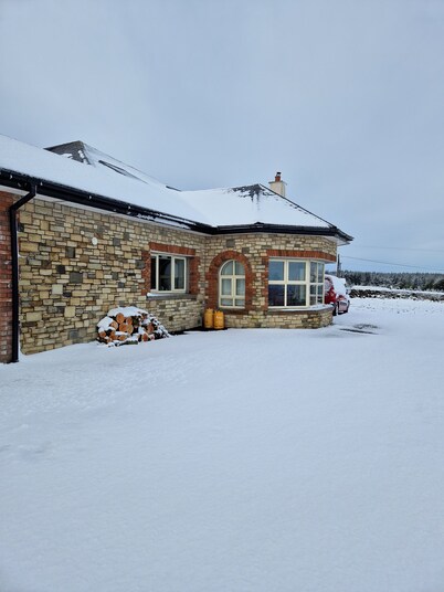 Gorteen Retreat - Spacious House With 30 Bedrooms