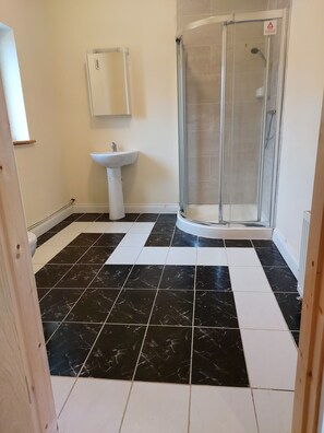 Ferienhaus | Badezimmer | Dusche, Handtücher