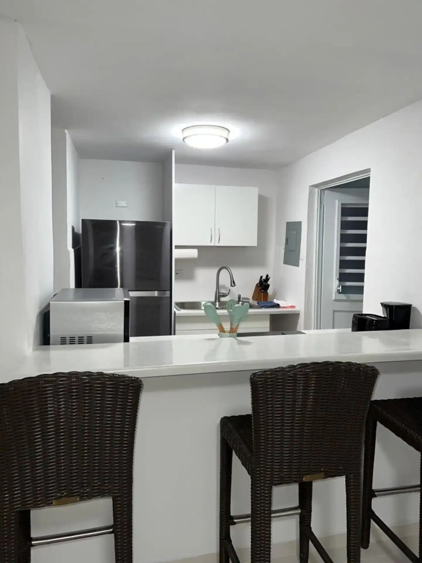 Réfrigérateur, plaque de cuisson, cafetière/bouilloire, grille-pain