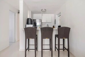 Refrigerador, parrilla de estufa, cafetera y tetera y tostadora 