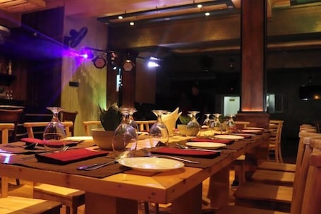 Restaurant. La Cozy Hotel & Restaurant