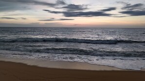 A beach with waves and a cloudy sky. - La Cozy Hotel & Restaurant (Negombo)