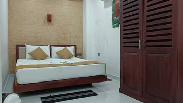 Comfort Double Room, 1 King Bed, Sea View, Beachside | Pillowtop beds, desk, laptop workspace