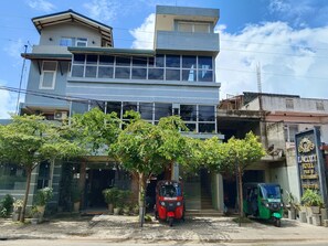 Front of property - La Cozy Hotel & Restaurant (Negombo)
