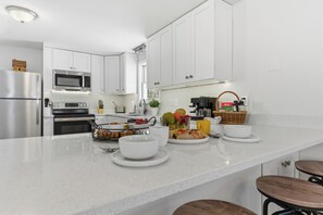 Een koelkast, een microgolfoven, een oven, een kookplaat