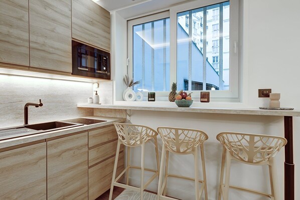 Kjøleskap, mikrobølgeovn, kaffetrakter/tekoker og brødrister