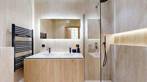 Dusche, Haartrockner, Handtücher