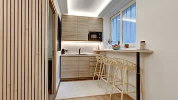 Réfrigérateur, micro-ondes, cafetière/bouilloire, grille-pain