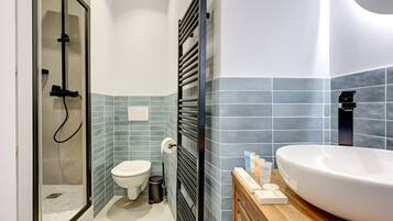 Douche, sĂšche-cheveux, serviettes fournies, savon