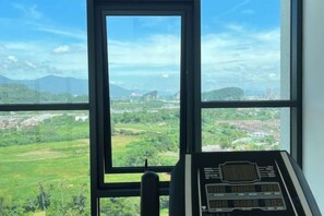 Un panel de control con vista a un paisaje verde a través de una ventana.