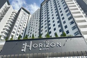 A high-rise building with a sign reading 'The Horizon @ IPOH'. - The Horizon Ipoh By Iconique Espace (Ipoh)