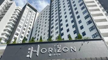 Um edifício alto com uma placa indicando 'The Horizon @IPOH'.