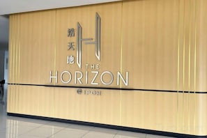 A hotel sign with the name 'The Horizon' and a logo.