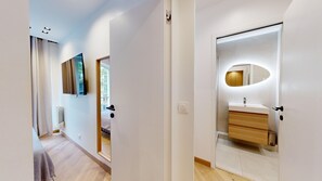 3 bedrooms, iron/ironing board, Internet, bed sheets