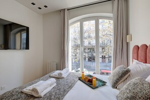 3 bedrooms, iron/ironing board, internet, bed sheets