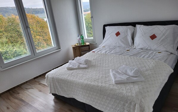 4 makuuhuonetta, silitysrauta/-lauta, ilmainen Wi-Fi, vuodevaatteet