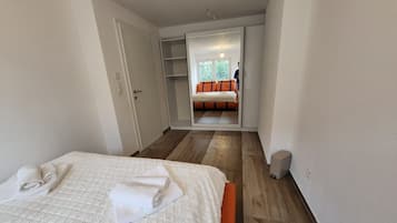 4 bedrooms, iron/ironing board, free WiFi, bed sheets