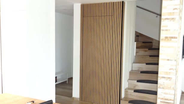 A modern interior with a wooden partition, a staircase with wooden steps, and a dining area with a table and chairs. - Modern Villa by the River – Peace, Comfort, and 3 Terraces (Koblenz)