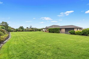 Property grounds - Magical Waipu - Central Family Holiday Home (Waipu)