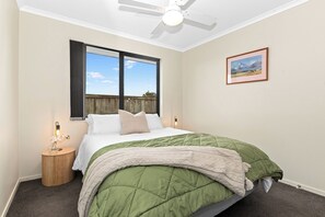 4 bedrooms, WiFi - Magical Waipu - Central Family Holiday Home (Waipu)