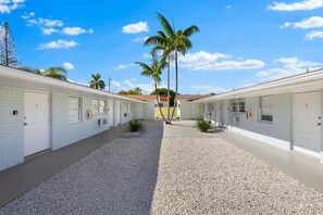 Courtyard - Sunset Inn - Hallandale Beach  (Hallandale Beach)