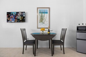Deluxe Studio w/ Sofa Bed | In-room dining