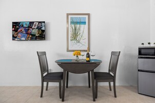 Deluxe Studio w/ Sofa Bed | In-room dining