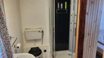 Cottage | Bathroom | Shower, towels