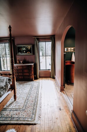 3 bedrooms, iron/ironing board, WiFi, bed sheets - Charming & Historic 3-bedroom house in sleepy Gibson with Wifi, AC & hot tub (Susquehanna)