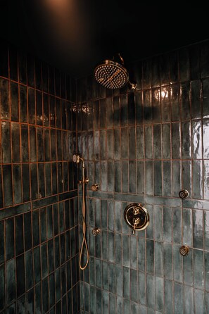 Douche, sèche-cheveux, serviettes fournies, savon