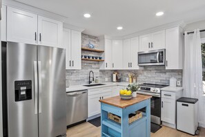 Fridge, microwave, oven, stovetop - Lavish Living Retreat - Modesto, CA (Modesto)