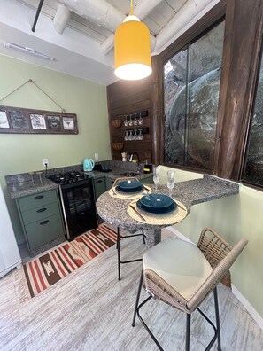 Fridge, oven, stovetop, coffee/tea maker