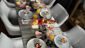 Desayuno continental diario (EUR 19 por persona)