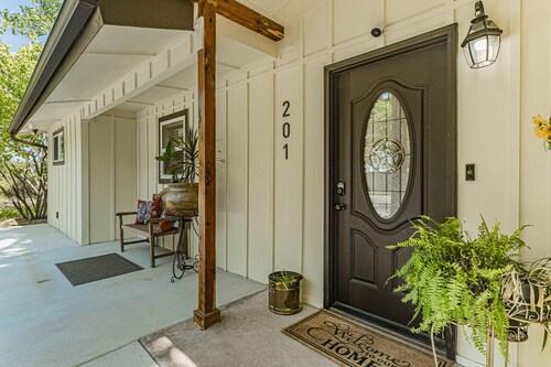 Midterm 🏰 Pet Friendly 🐶 Back Yard 🌻 Close to Square 🍔 Free Parking 🚘WiFi 💻 BBQ🌭