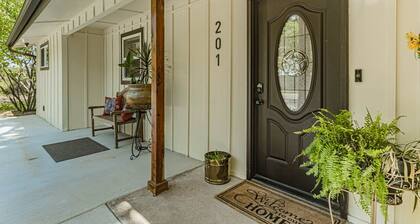 Midterm 🏰 Pet Friendly 🐶 Back Yard 🌻 Close to Square 🍔 Free Parking 🚘WiFi 💻 BBQ🌭