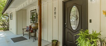 Midterm 🏰 Pet Friendly 🐶 Back Yard 🌻 Close to Square 🍔 Free Parking 🚘WiFi 💻 BBQ🌭