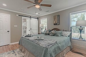 4 bedrooms, desk, iron/ironing board, travel cot