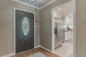 Interior - Midterm / Pet Friendly / Back Yard /Available 3/16-4/17 / WiFi / Parking (Granbury)