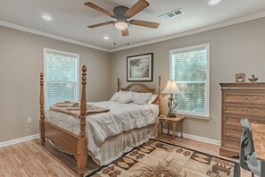 4 Schlafzimmer, Schreibtisch, Bügeleisen/Bügelbrett, Reisekinderbett