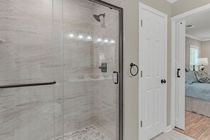 Dusche, Haartrockner, Handtücher, Seife