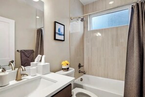 Chuveiro, secador de cabelo, toalhas de banho, sabonete