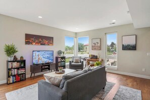 TV connectée, jeux vidéo, livres, écrans d'ordinateur