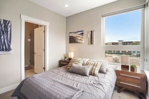 2 quartos, escrivaninha, ferros/tábuas de passar roupa, berço de viagem