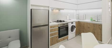 Fridge, oven, stovetop, coffee/tea maker